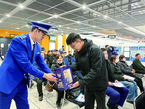 有奖问答环节民警为市民送上纪念警察小熊